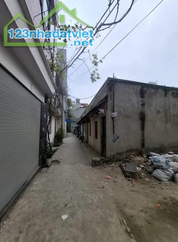 Duy nhất 1 lô. Nhỉnh 4t. Đất phúc lợi 36m x 4m, vuông đẹp chỉ 1 nhà ra oto. LH 0936123469