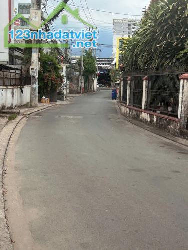 Quận 12 Bán Nhà Sát Mặt Tiền - Giáp Tân Bình - Xe Hơi Đậu Trong Nhà - Gần 100m2 - Ngang 4.