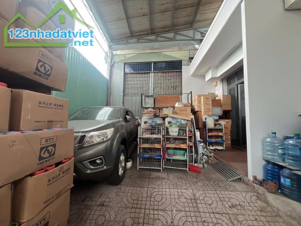 Quận 12 Bán Nhà Sát Mặt Tiền - Giáp Tân Bình - Xe Hơi Đậu Trong Nhà - Gần 100m2 - Ngang 4. - 2