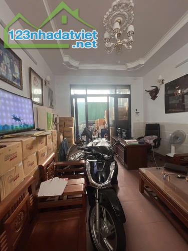 Quận 12 Bán Nhà Sát Mặt Tiền - Giáp Tân Bình - Xe Hơi Đậu Trong Nhà - Gần 100m2 - Ngang 4. - 3