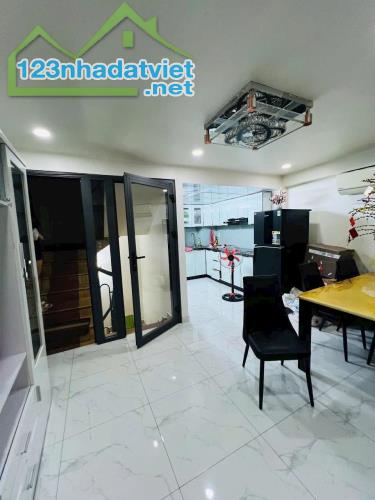 **BÁN GẤP GẤP Nhà Mặt Tiền KD Ngay Chợ Thiếc(4X23m)Trệt+3Lầu,Sổ Vuông A4 Xíu 19Tỷ - 2