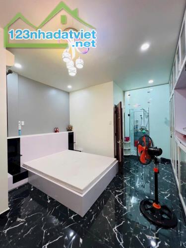**BÁN GẤP GẤP Nhà Mặt Tiền KD Ngay Chợ Thiếc(4X23m)Trệt+3Lầu,Sổ Vuông A4 Xíu 19Tỷ - 3