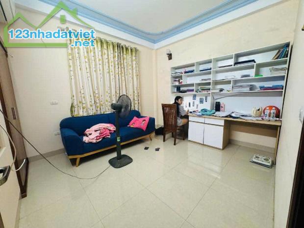 Bán nhà nguyên căn Khương Đình, quận Thanh Xuân 40m x 4T giá 6.8 tỷ, an ninh tốt