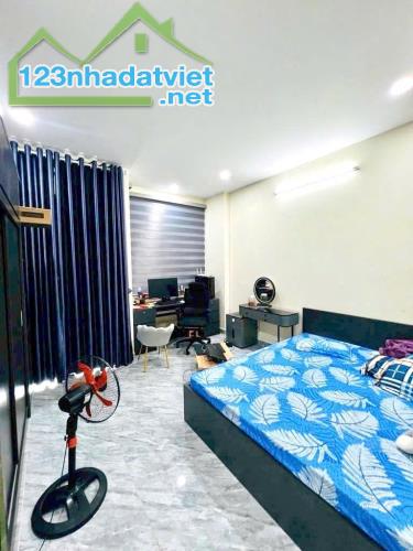 Ngộp khuông Việt - Đầm Sen Q11 - 4x18m2 - HXH tránh KD - 3 tầng - 1