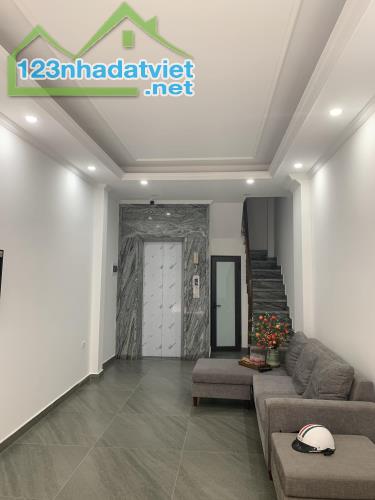 BÁN NHÀ MẶT PHỐ ĐỐNG ĐA, 5 TẦNG THANG MÁY, VỈA HÈ SIÊU RỘNG, Ô TÔ DỪNG ĐỖ, KINH DOANH.
