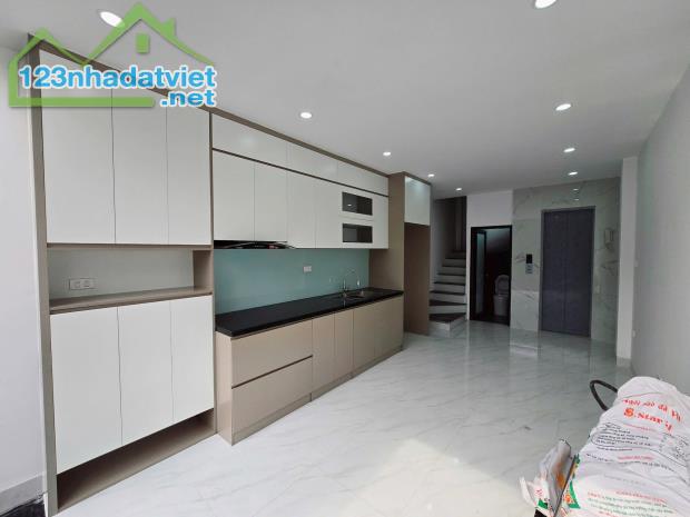 Bán nhà ngõ Lạc Long Quân giá 8.6 tỷ, 33m2x6T, thang máy, ở luôn - 1