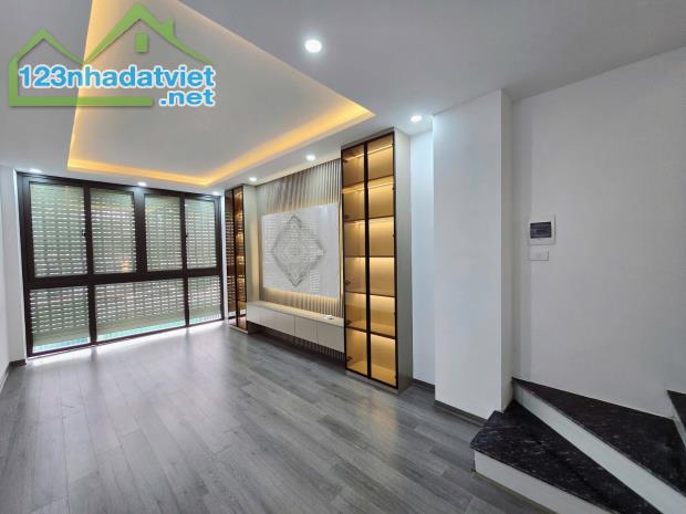 Bán nhà ngõ Lạc Long Quân giá 8.6 tỷ, 33m2x6T, thang máy, ở luôn