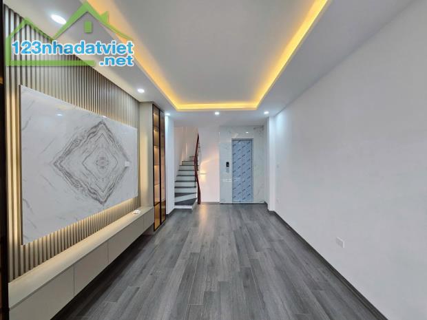 Bán nhà ngõ Lạc Long Quân giá 8.6 tỷ, 33m2x6T, thang máy, ở luôn - 1