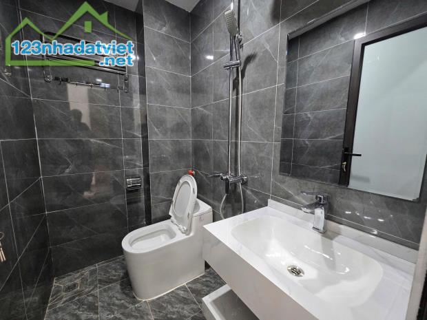 Bán nhà ngõ Lạc Long Quân giá 8.6 tỷ, 33m2x6T, thang máy, ở luôn - 2