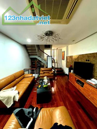 BÁN NHÀ ÂU CƠ. TÂY HỒ. 42M2 5 TẦNG MT 4M GIÁ 10 TỶ- NGÕ THÔNG CÁC NGẢ - RẤT GẦN Ô TÔ -