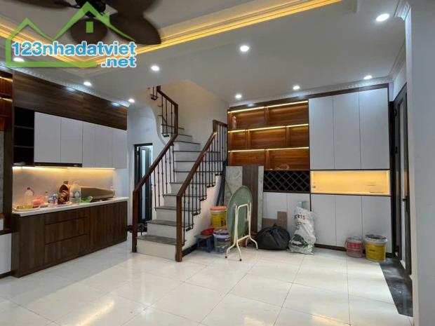 BÁN NHÀ THỤY KHUÊ 40M2X5 TẦNG - 50M RA MẶT PHỐ - CỬA NHÀ 3 GÁC TRÁNH - NHÀ ĐẸP Ở NGAY - 1