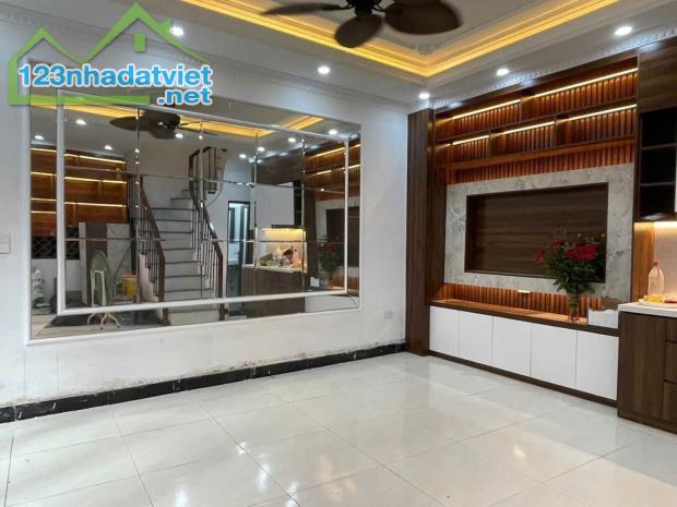 BÁN NHÀ THỤY KHUÊ 40M2X5 TẦNG - 50M RA MẶT PHỐ - CỬA NHÀ 3 GÁC TRÁNH - NHÀ ĐẸP Ở NGAY - 2