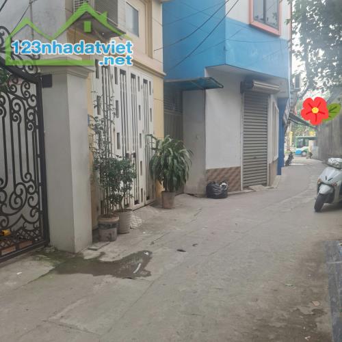 5,7 tỷ gần phố, S34m2 x5T- 4 ngủ, ô tô đỗ cổng, đường kim giang, Tây nam ĐT Linh Đàm