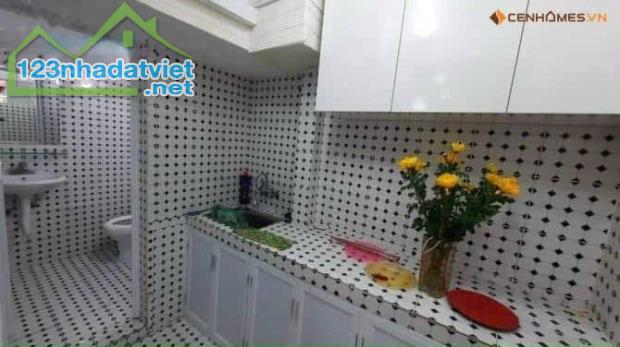 Cho thuê căn hộ Tập thể Tầng 3 Nguyên Hồng, 60m2, 2 ngủ, 1 WC, 8 Triệu ở gia đình - 1