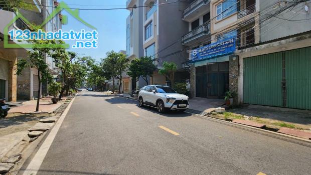 Mặt đường Đào Nhuận - Trại Lẻ, 90m , đường 15m, giá 7.2 tỉ