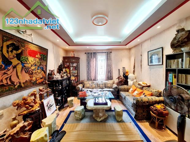 Lô góc Thịnh Quang, ngõ 3 gác,nhà thoáng sáng,72m 3 tầng 5.5m mặt, Giá 11.6 tỷ. 0796193699 - 2