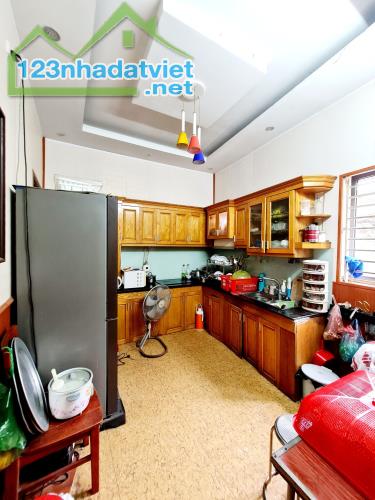 Lô góc Thịnh Quang, ngõ 3 gác,nhà thoáng sáng,72m 3 tầng 5.5m mặt, Giá 11.6 tỷ. 0796193699 - 1