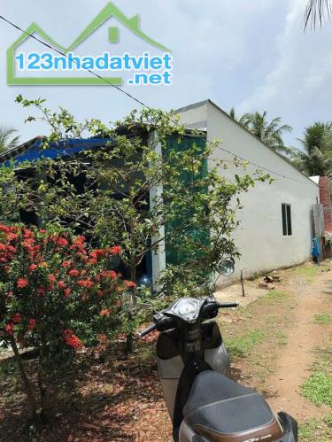 Nhà Hữu Định gần chợ, diện tích 60m có sẵn 50 thổ cư