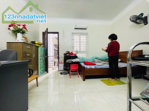 HIẾM-  LÔ GÓC 4 MẶT THOÁNG - VÀI BƯỚC RA PHỐ - TRUNG TÂM CẦU GIẤY- Dt: 30m2 Giá chỉ 5.3 tỷ - 2