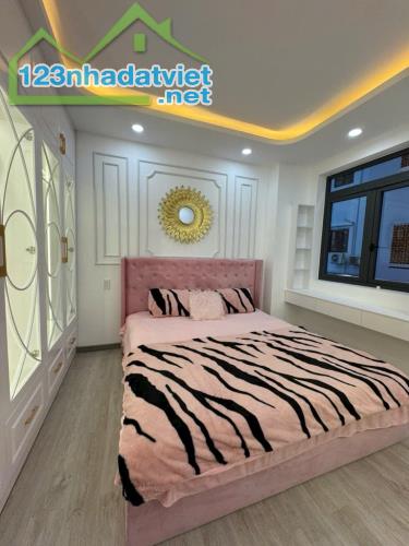 BÁN GẤP NHÀ MỚI XÂY SHR DT 110M2 3 TẦNG 5 PN 5 WC CHỈ 8.9 TỶ Đ PHẠM HỮU LẦU KẾ PMH QUẬN 7 - 1