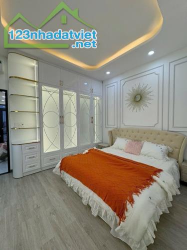 BÁN GẤP NHÀ MỚI XÂY SHR DT 110M2 3 TẦNG 5 PN 5 WC CHỈ 8.9 TỶ Đ PHẠM HỮU LẦU KẾ PMH QUẬN 7