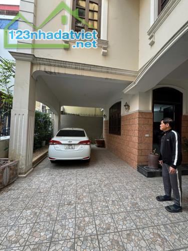 Bán biệt thự 3 tầng phố Thái Hà 170m2, 3 tầng, mt 12, lô góc, 3 mặt ngõ, chỉ 46 tỷ. - 2