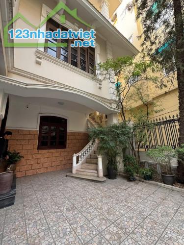 Bán biệt thự 3 tầng phố Thái Hà 170m2, 3 tầng, mt 12, lô góc, 3 mặt ngõ, chỉ 46 tỷ. - 3