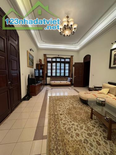 Bán biệt thự 3 tầng phố Thái Hà 170m2, 3 tầng, mt 12, lô góc, 3 mặt ngõ, chỉ 46 tỷ. - 4