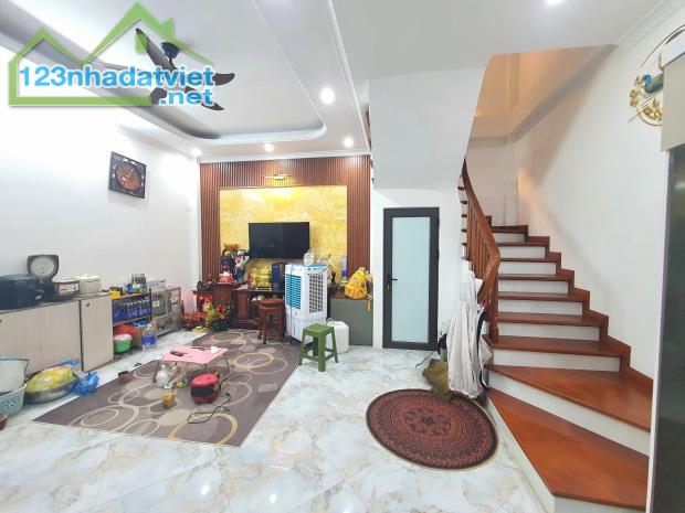 Bán nhà đường Kim Ngưu, Hai Bà Trưng, 5 tầng nhà đẹp, ô tô đỗ cổng