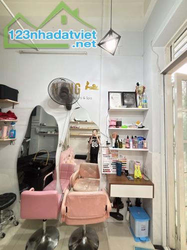 Do em đổi mặt bằng lớn hơn nên cần sang nhanh lại mặt bằng ở Phú Nhuận
