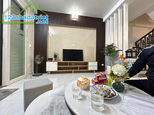Nhà đẹp phố Mỹ Đình, 45m - 9 tỷ, 1 nhà ra ô tô, mới cứng, đủ nội thất.