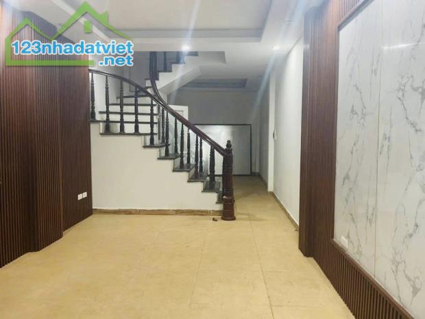 Nhà xây kiên cố ngõ 168 Thúy Lĩnh, ngõ rộng thoáng, gần chợ, 3 phòng, hơn 5 tỷ