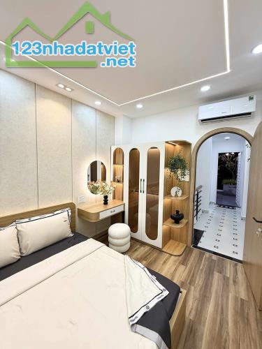 NHỈNH 8 TỶ TL - NHÀ HXH SÁT MẶT TIỀN F. TÂN ĐỊNH QUẬN 1 - 3 TẦNG 4PN TẶNG NỘI THẤT -SỔ ĐẸP