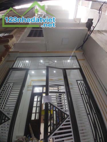 Cho thuê nhà Phố Khương Hạ, Thanh Xuân, 6 tầng, 4 ngủ, 15 triệu VP, C.ty, ở gđ, nhóm 6ng