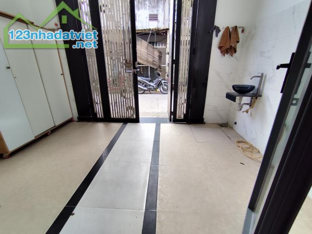 Bán Nhà Đông Hưng Thuận 17, 3 Tầng, Siêu đẹp, full nội thất, Đường 4 m xe hơi ngủ trong nh