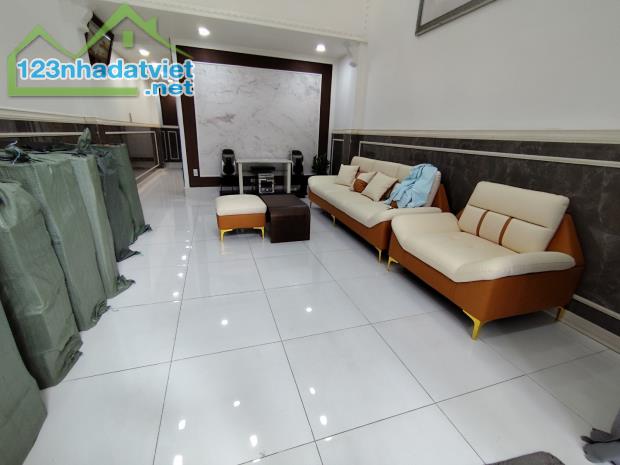 Bán Nhà Đông Hưng Thuận 17, 3 Tầng, Siêu đẹp, full nội thất, Đường 4 m xe hơi ngủ trong nh - 1