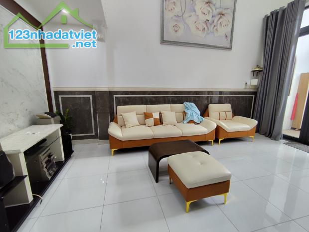 Bán Nhà Đông Hưng Thuận 17, 3 Tầng, Siêu đẹp, full nội thất, Đường 4 m xe hơi ngủ trong nh - 2