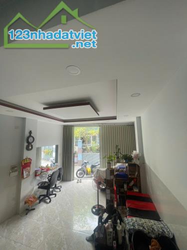 NHÀ 2 TẦNG MẶT TIỀN LẠC LONG QUÂN 50M2, NGANG 3,7M, GIÁ CHỈ 6 TỶ 350 - 4