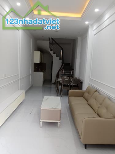 Cực phẩm lô góc văn quán đường oto  Thiết kế mới có ô chờ thang máy  DT 40m giá 8 tỷ  5Tần - 3