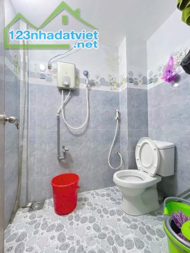 cần ra gấp căn nhà 78m2 sổ hồng riêng 690tr ở Trung Chánh Hóc Mônn !!!