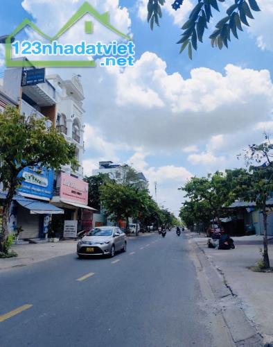 BÁN ĐẤT TẶNG NHÀ 3 TẦNG. DT 8M x 20M. DTCN 130m2-SÁT TRƯỜNG CHINH SONG HÀNH Q12 - 5