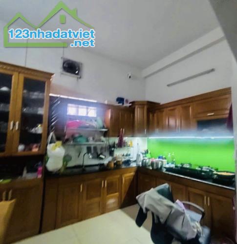 BÁN ĐẤT TẶNG NHÀ 3 TẦNG. DT 8M x 20M. DTCN 130m2-SÁT TRƯỜNG CHINH SONG HÀNH Q12 - 3