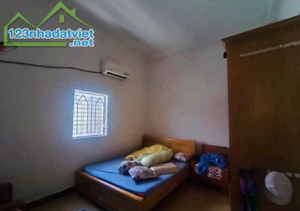 BÁN ĐẤT TẶNG NHÀ 3 TẦNG. DT 8M x 20M. DTCN 130m2-SÁT TRƯỜNG CHINH SONG HÀNH Q12 - 2