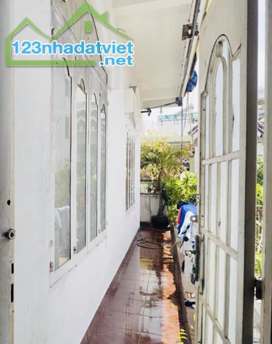 BÁN ĐẤT TẶNG NHÀ 3 TẦNG. DT 8M x 20M. DTCN 130m2-SÁT TRƯỜNG CHINH SONG HÀNH Q12