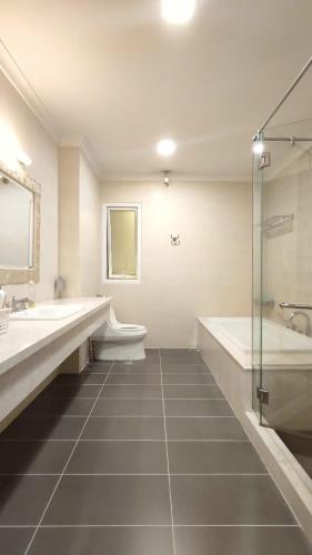 Bán nhà 3 mặt tiền Nguyễn Thành Ý 240m 4 lầu chỉ 138 tỷ Phường Đa Kao Quận 1