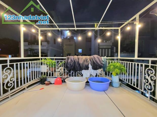 NHÀ CÒN MỚI 3 TẦNG, 3PN - TRẦN BÌNH TRỌNG - QUẬN 10 - HẺM 7M/1 GẦN MT - DT:45M2 - 10,2 TỶ