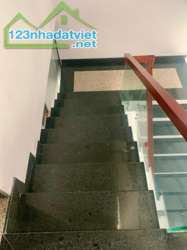 Bán Nhà 3.5 Tầng Trung Tâm Cột 3. DT:67.5m2,MT:4.5m Quay Biển !!!