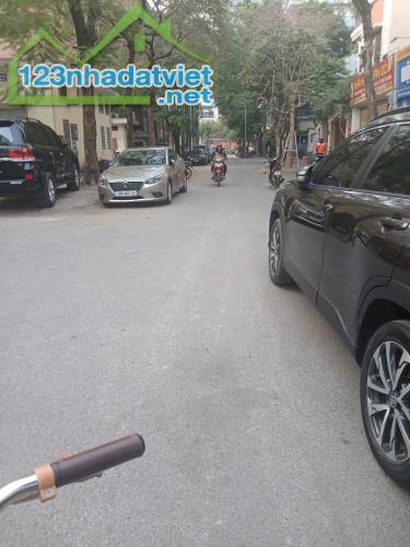 CÔ VƯỢNG BÁN NHÀ TRUNG KÍNH_ KINH DOANH MỌI MẶT HÀNG. DT 51M× 3.9 MT + LÔ GÓC MẶT NGÕ