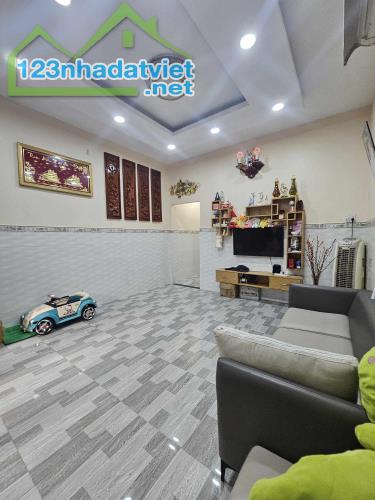 Bán Nhà Trung Mỹ Tây 81m2 ngang 4,2m, sát Chợ Chó , Tô Ký - 2