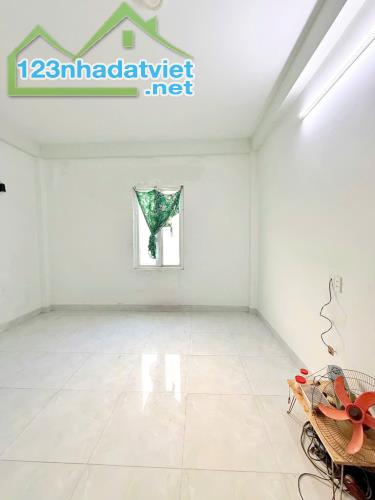 Nợ Bank hạ SỐC 900tr bán GẤP nhà 161m2, 3 tầng mặt tiền TL15 gần Ngã 4 Ga rẻ như giá đất